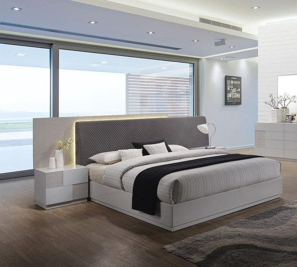 Best Master Naple 4 pc Naple latitude run lyset silver line lacquer finish wood modern style queen bed set